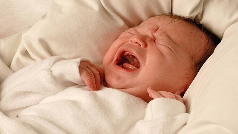 لماذا لا يذرف الرضيع دموعاً ولا يضخ عرقاً؟